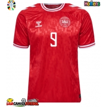 Camisa de Futebol Dinamarca Rasmus Hojlund #9 Equipamento Principal Europeu 2024 Manga Curta